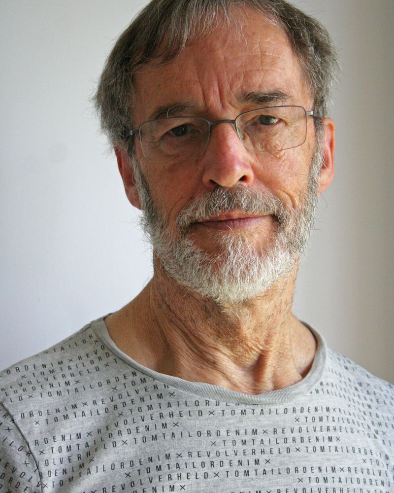 Homme avec un sweat à capuche noir face à une femme